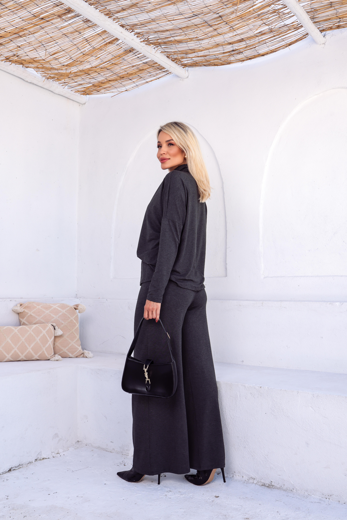 Conjunto de calça reta com blusa manga comprida e gola alta Tassia