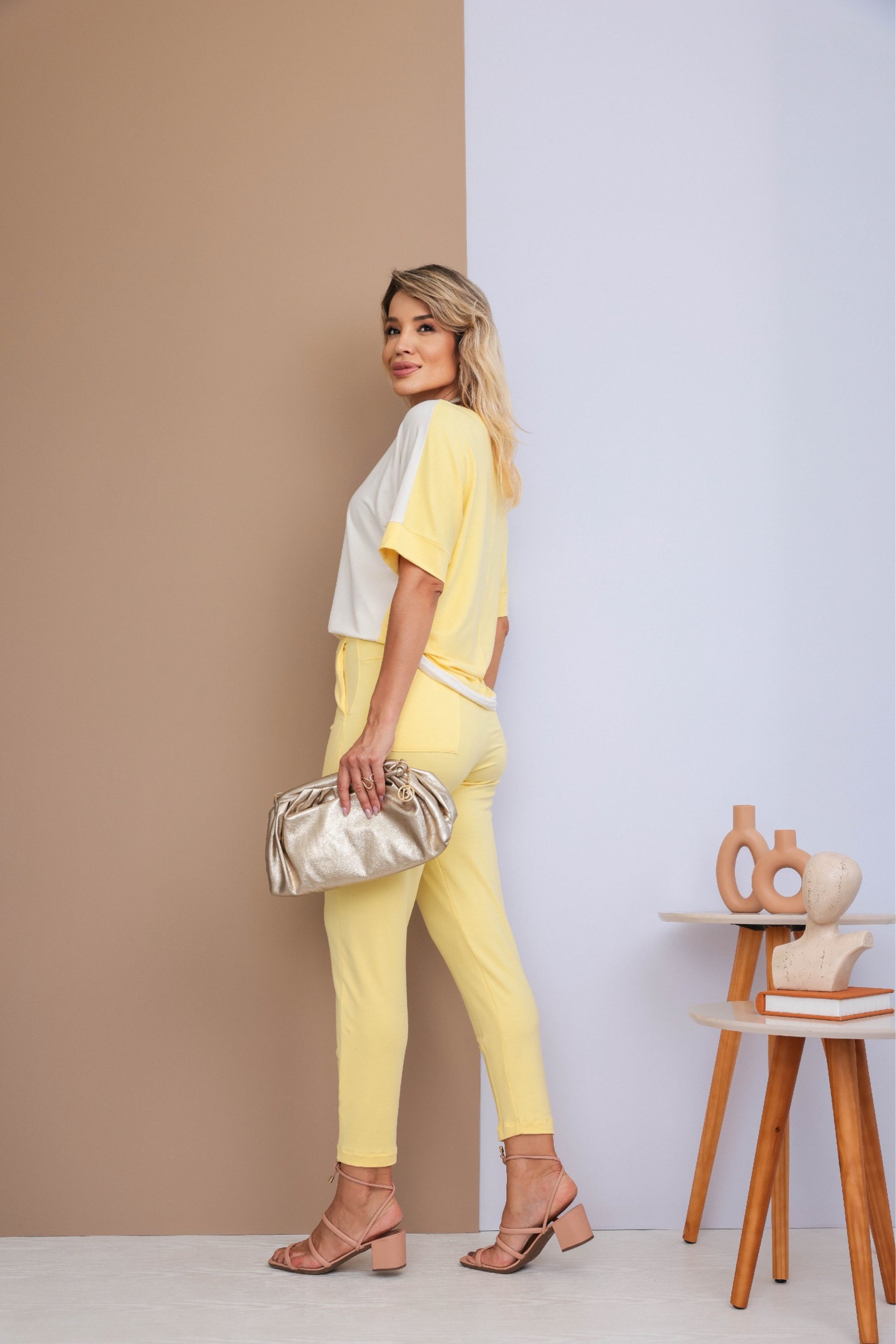 Conjunto de calça flare com blusa de manga curta e gola redonda Lazuli