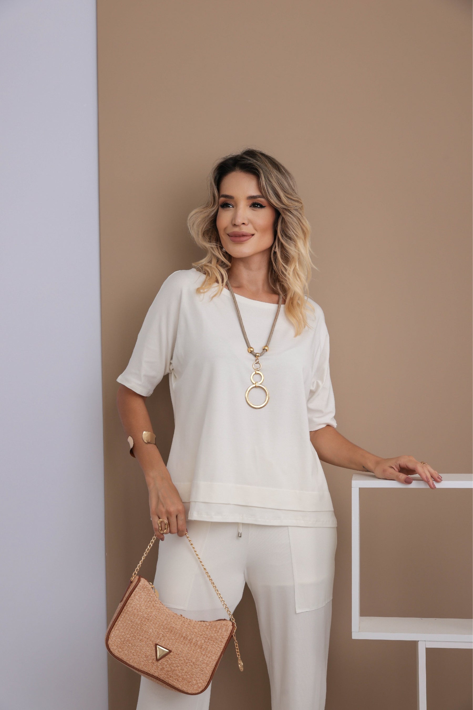 Conjunto de calça reta com blusa manga curta e gola canoa Vanessa