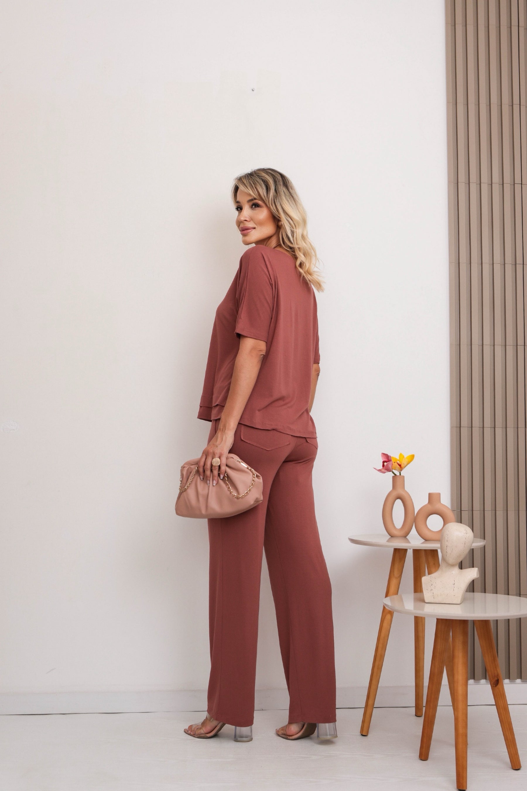 Conjunto de calça reta com blusa manga curta e gola canoa Vanessa