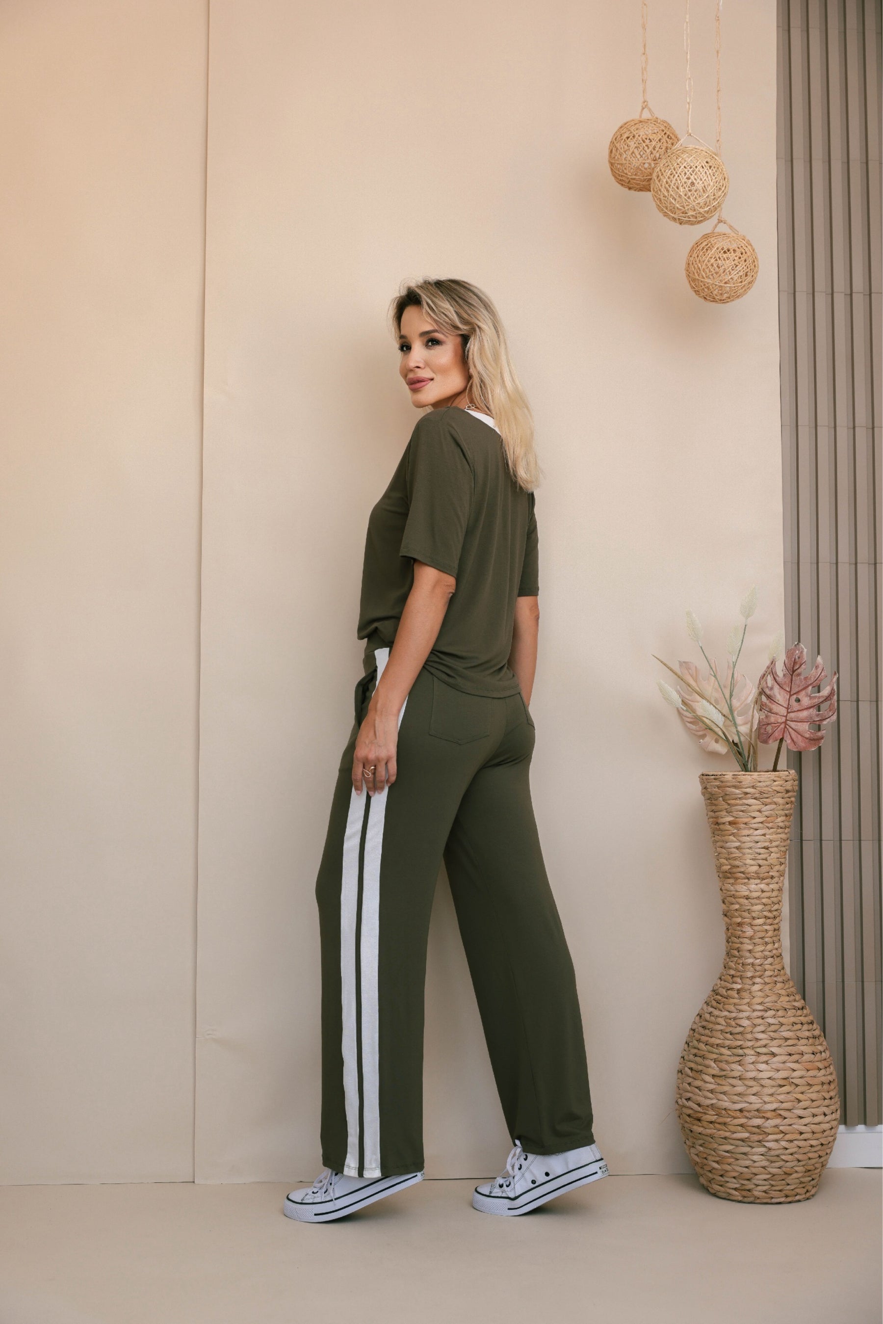 Conjunto de calça reta com blusa de manga curta e gola V Leona