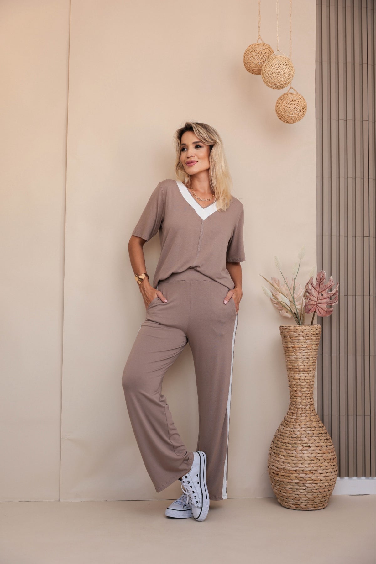 Conjunto de calça reta com blusa de manga curta e gola V Leona