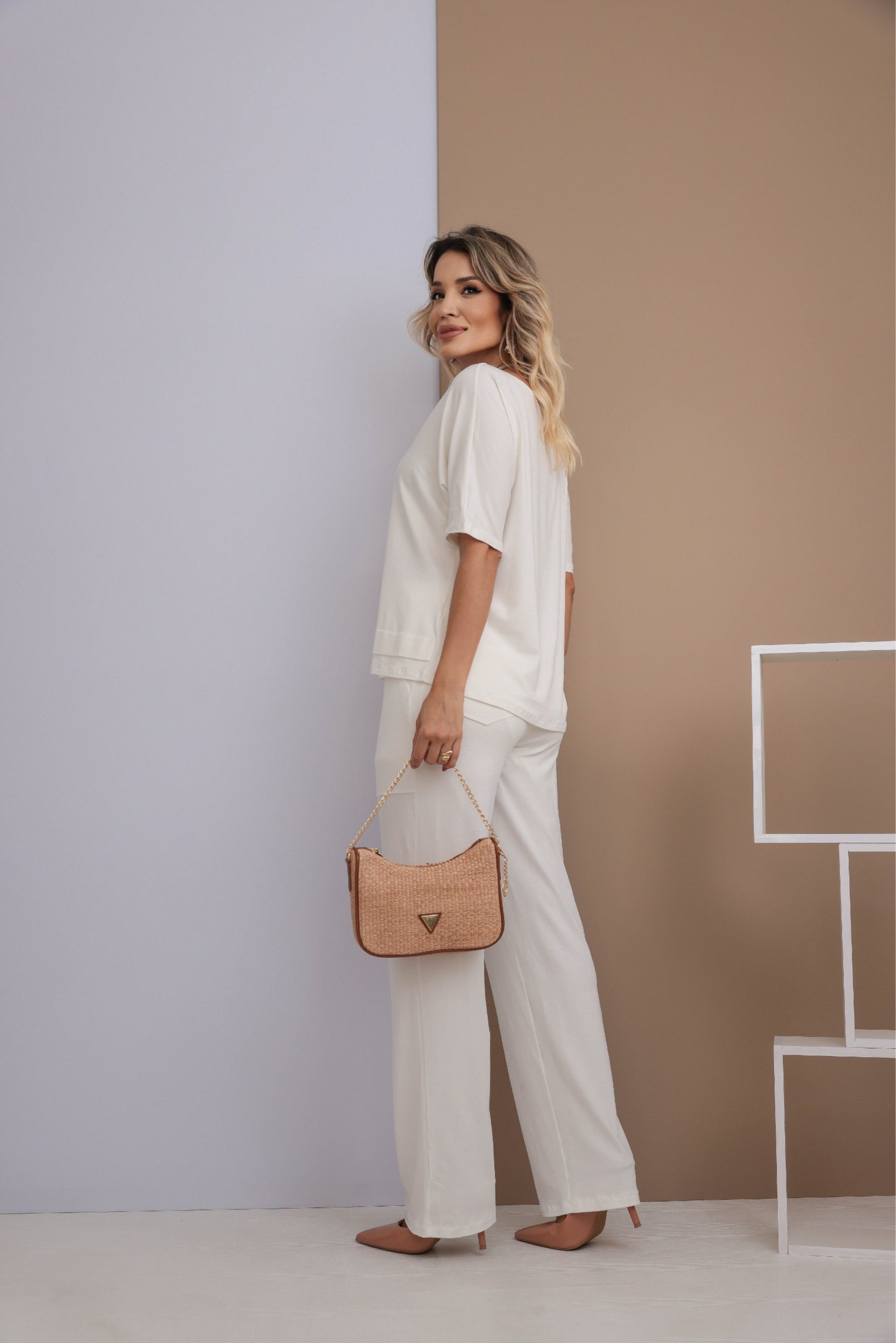 Conjunto de calça reta com blusa manga curta e gola canoa Vanessa