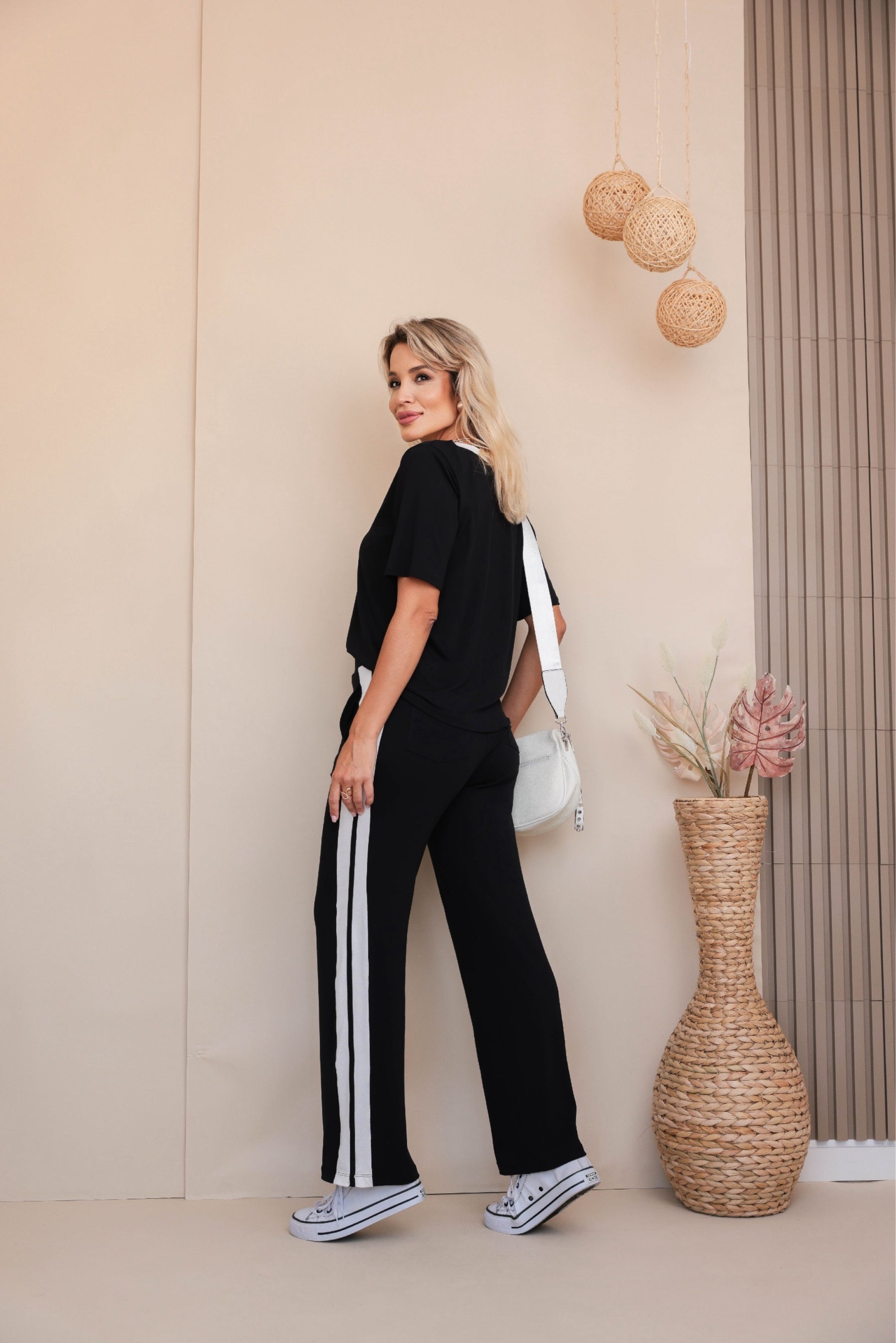 Conjunto de calça reta com blusa de manga curta e gola V Leona