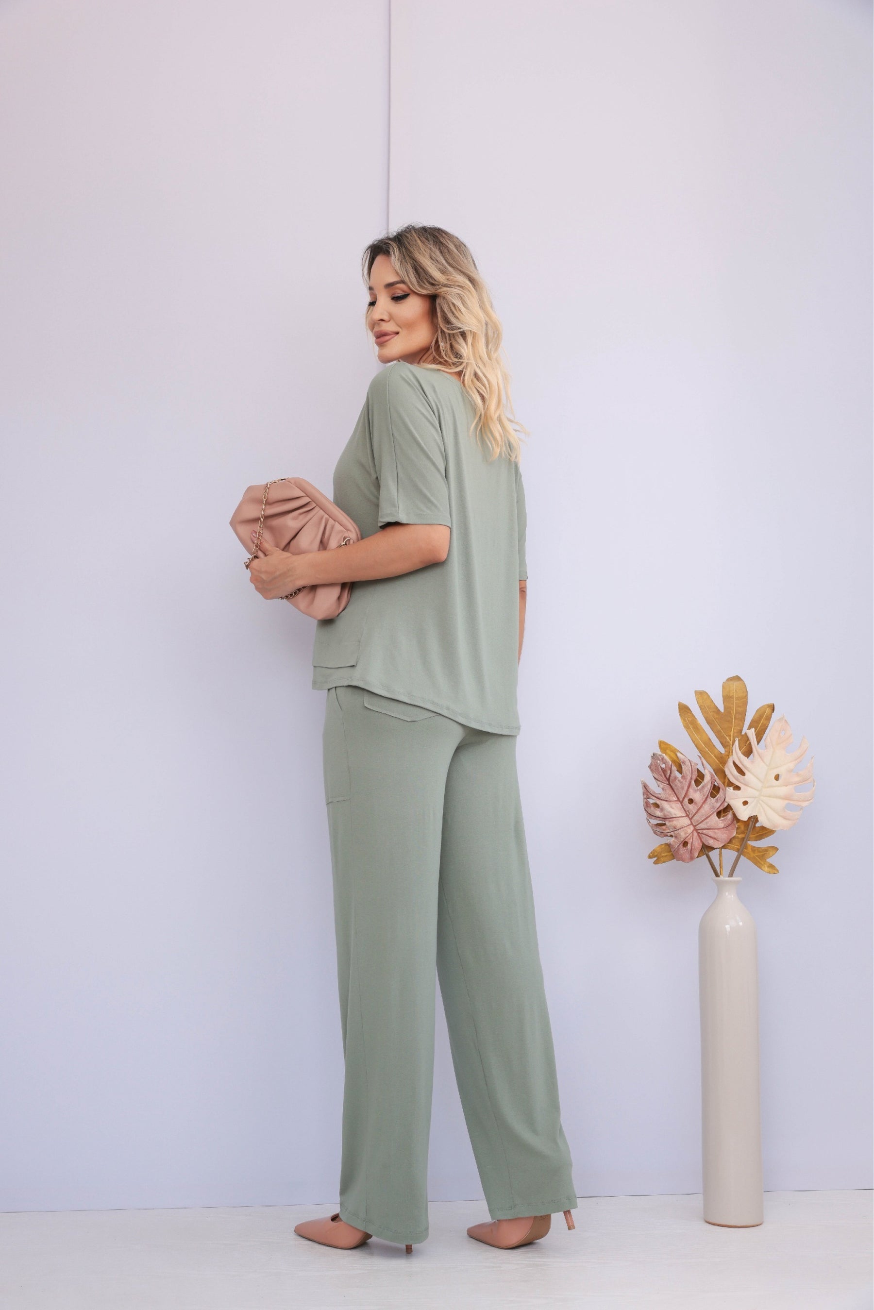 Conjunto de calça reta com blusa manga curta e gola canoa Vanessa