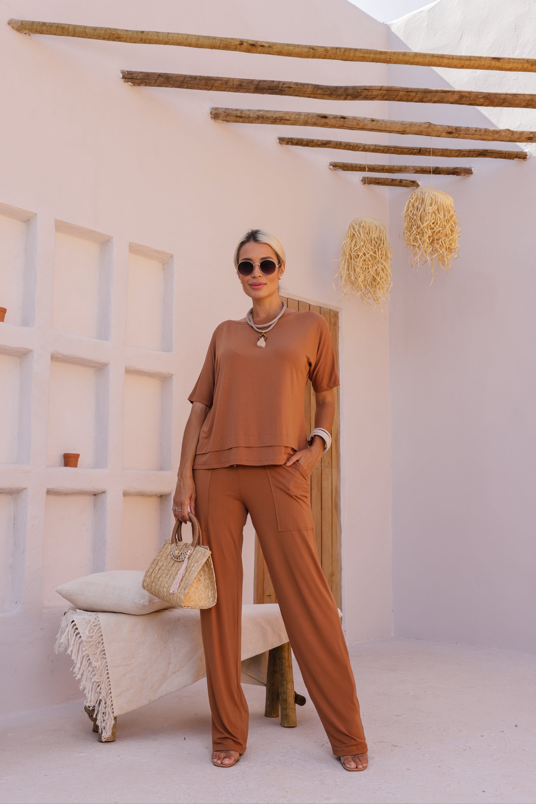 Conjunto de calça reta com blusa manga curta e gola canoa Vanessa