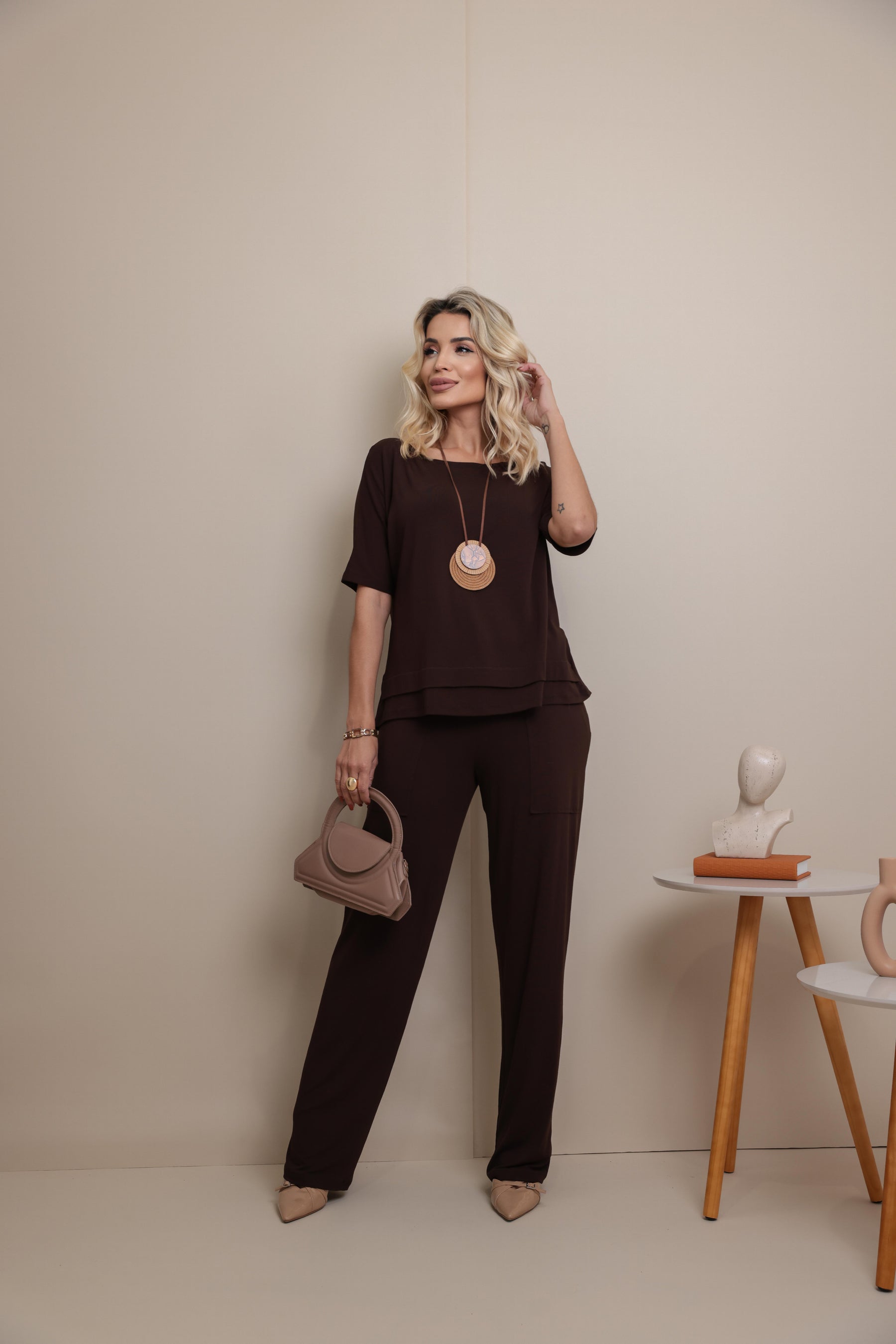 Conjunto de calça reta com blusa manga curta e gola canoa Vanessa