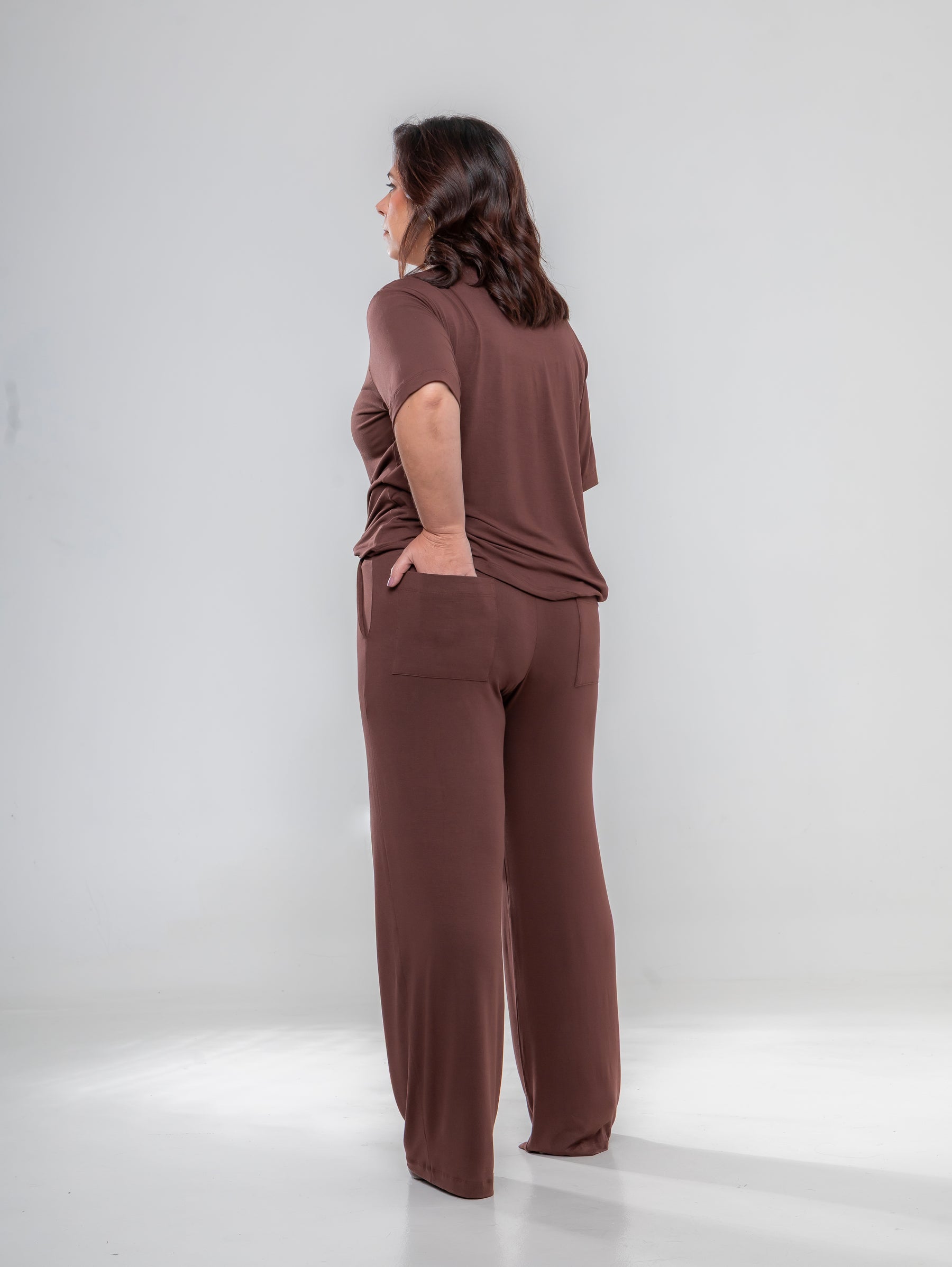 Conjunto de calça pantalona com blusa de manga curta marrom versatile