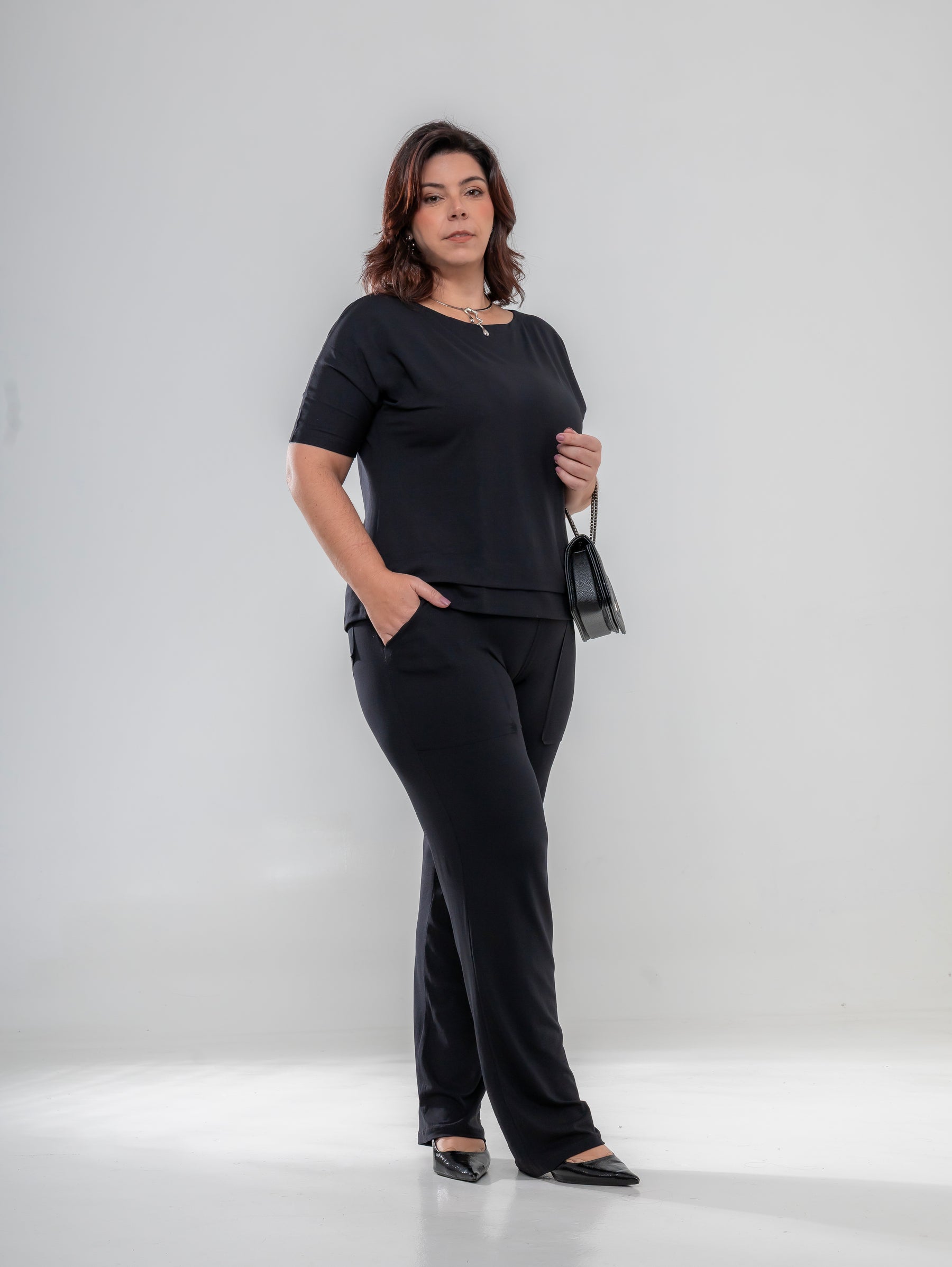 Conjunto de calça reta com blusa manga curta e gola canoa preto Basic