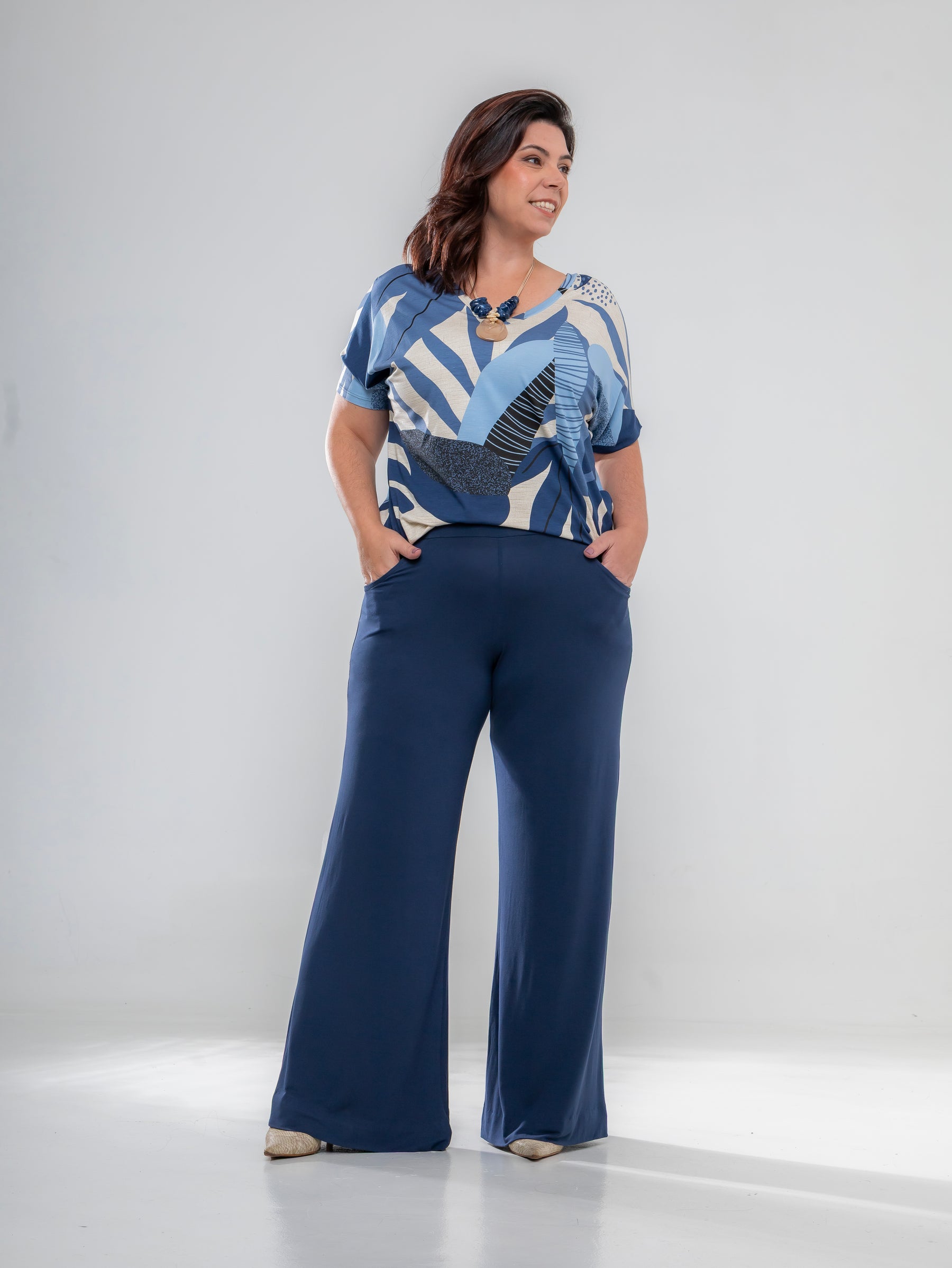 Blusa de manga curta com decote em V estampada azul Serena