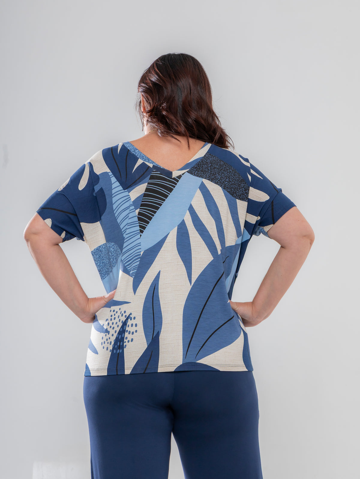 Blusa de manga curta com decote em V estampada azul Serena