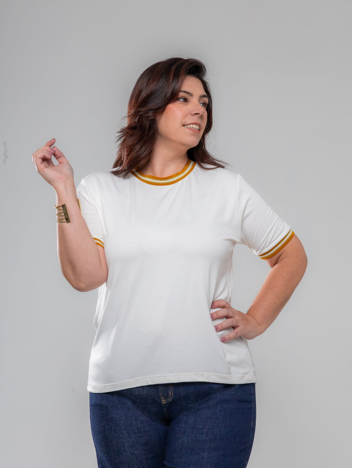 Camiseta de manga curta branca e caramelo Basic