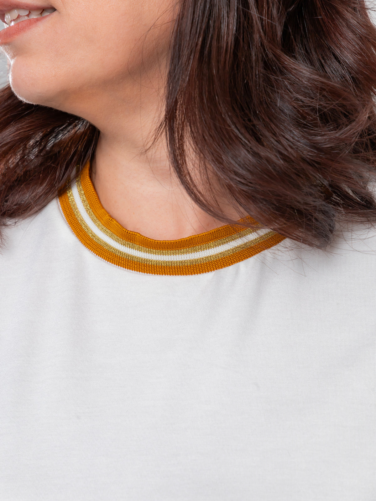 Camiseta de manga curta branca e caramelo Basic