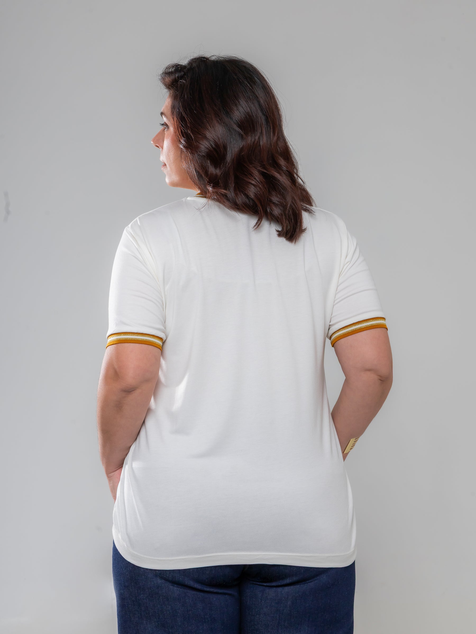 Camiseta de manga curta branca e caramelo Basic