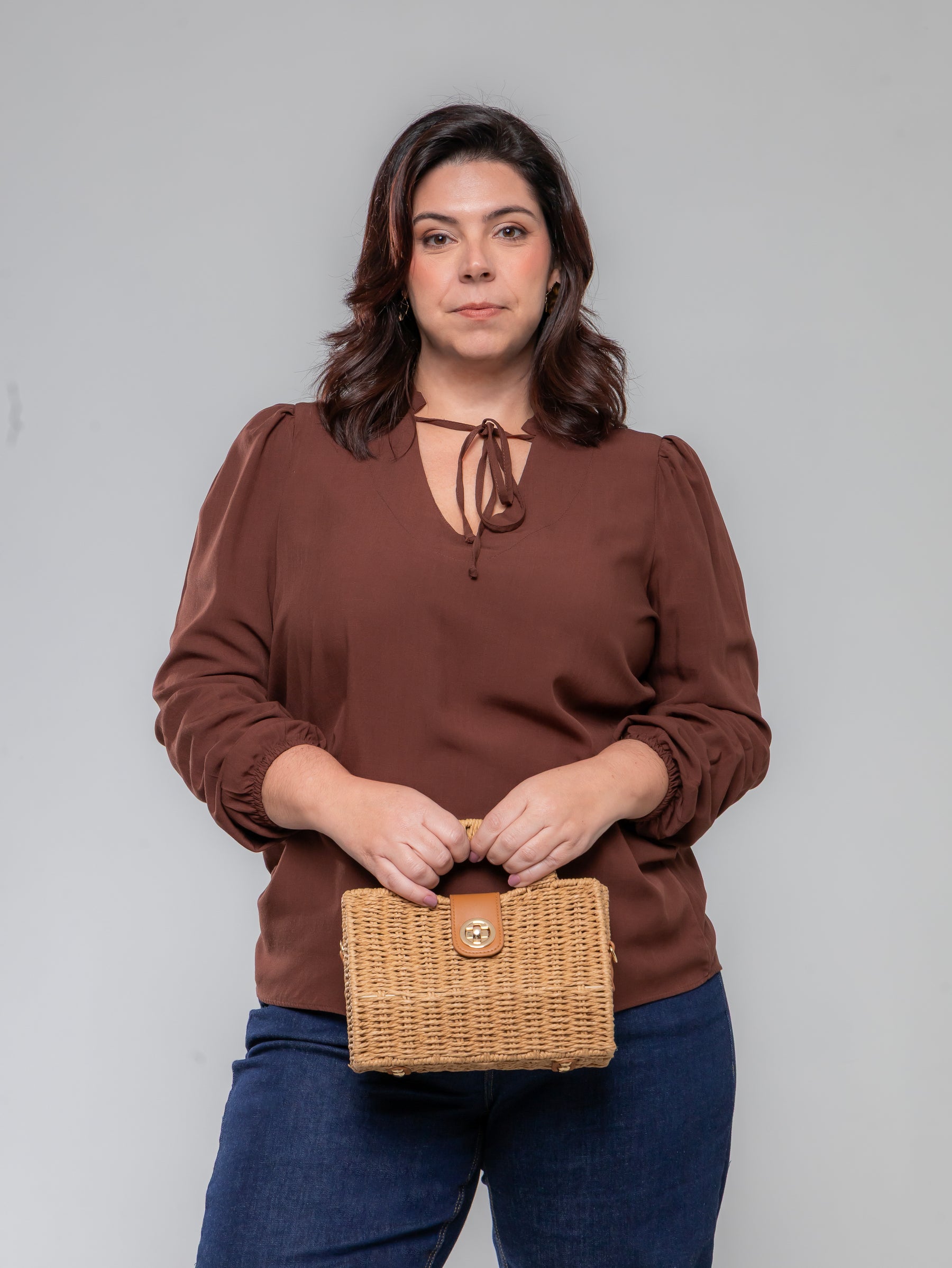 Camisa de manga longa com decote laço e ombro bufante marrom Elegance