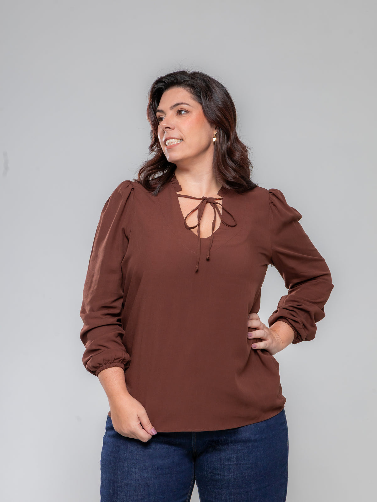 Camisa de manga longa com decote laço e ombro bufante marrom Elegance