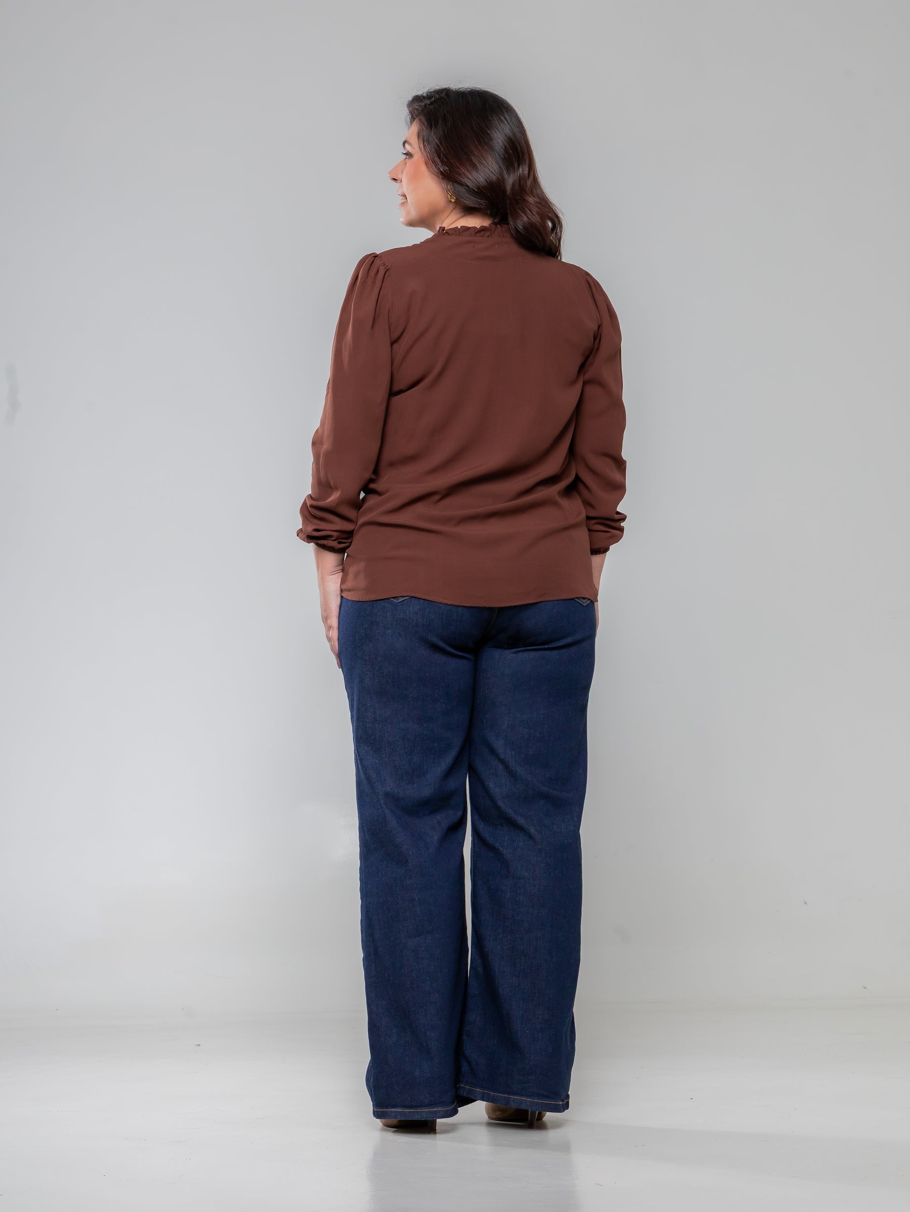 Camisa de manga longa com decote laço e ombro bufante marrom Elegance