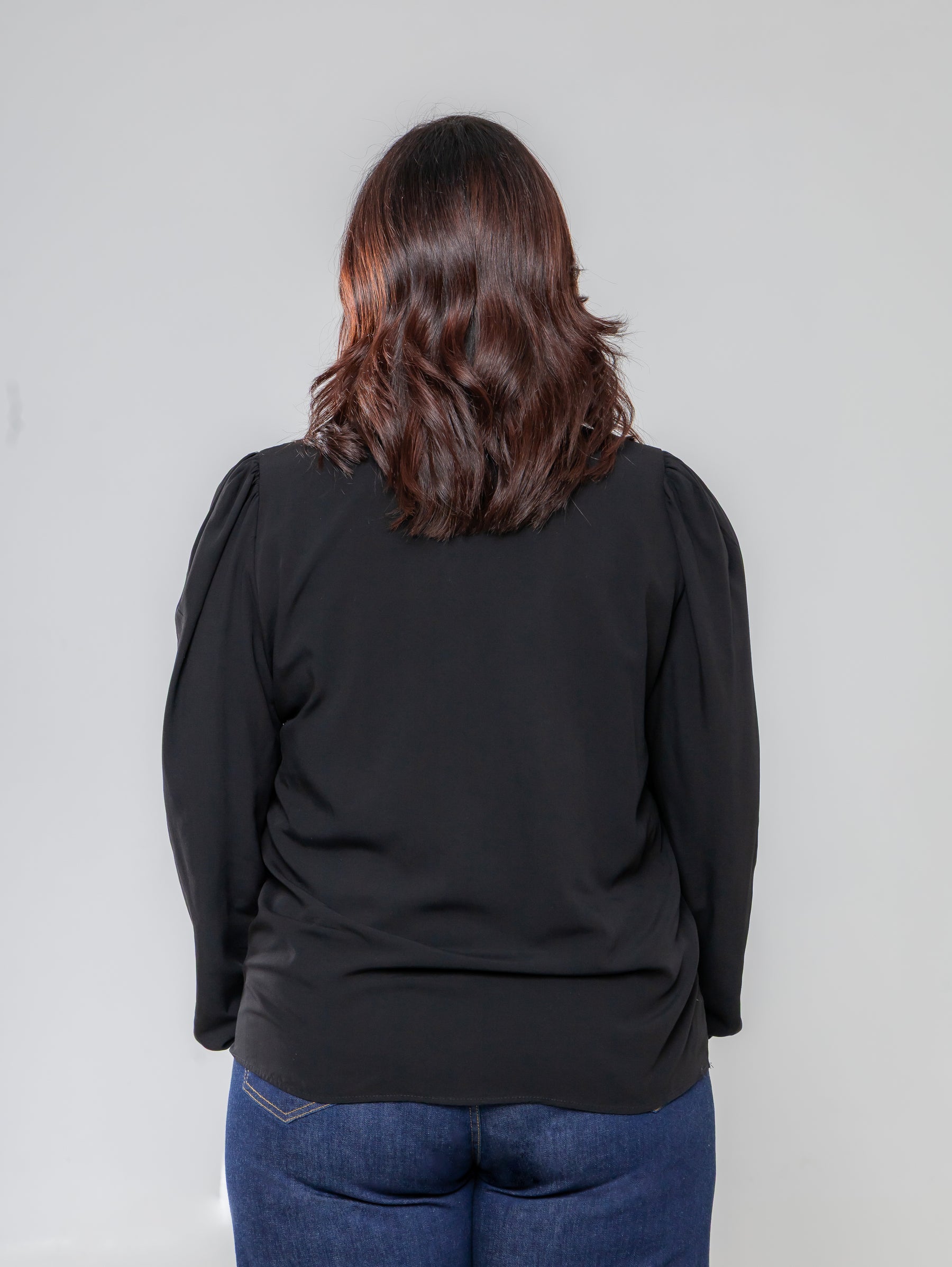 Camisa de manga longa com decote laço e ombro bufante preta Elegance