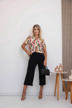 Conjunto de calça pantacourt com blusa de manga curta e gola redonda Gisele
