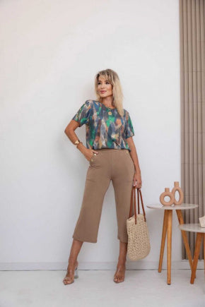 Conjunto de calça pantacourt com blusa de manga curta e gola redonda Gisele