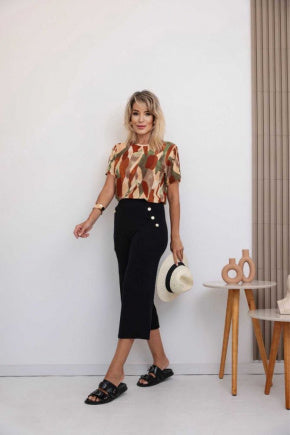 Conjunto de calça pantacourt com blusa de manga curta e gola redonda Gisele
