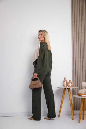 Conjunto de calça reta com blusa de manga longa e decote V Maria Flor