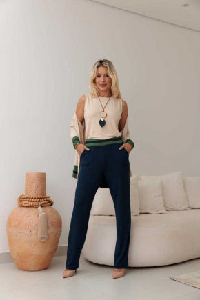 Trijunto de calça reta com regata decote careca e cardigã manga longa Tereza