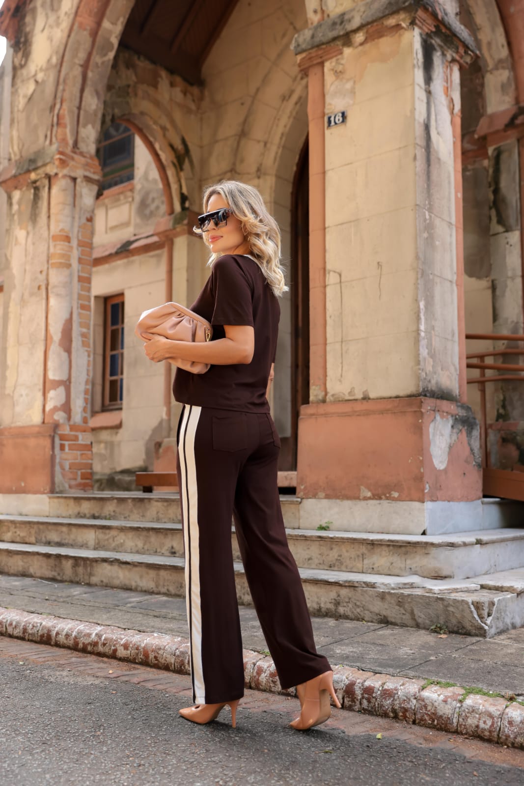 Conjunto de calça reta com blusa de manga curta e gola V Leona
