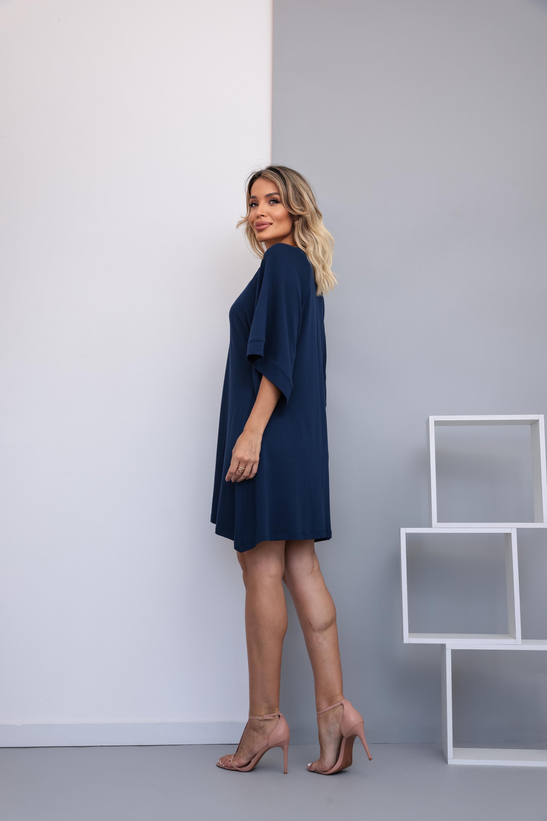 Vestido curto com manga 3/4 e deocte V Vanessa