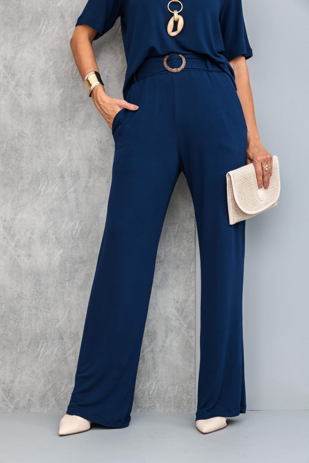Conjunto de calça reta com blusa de manga curta e decote V Fabiana