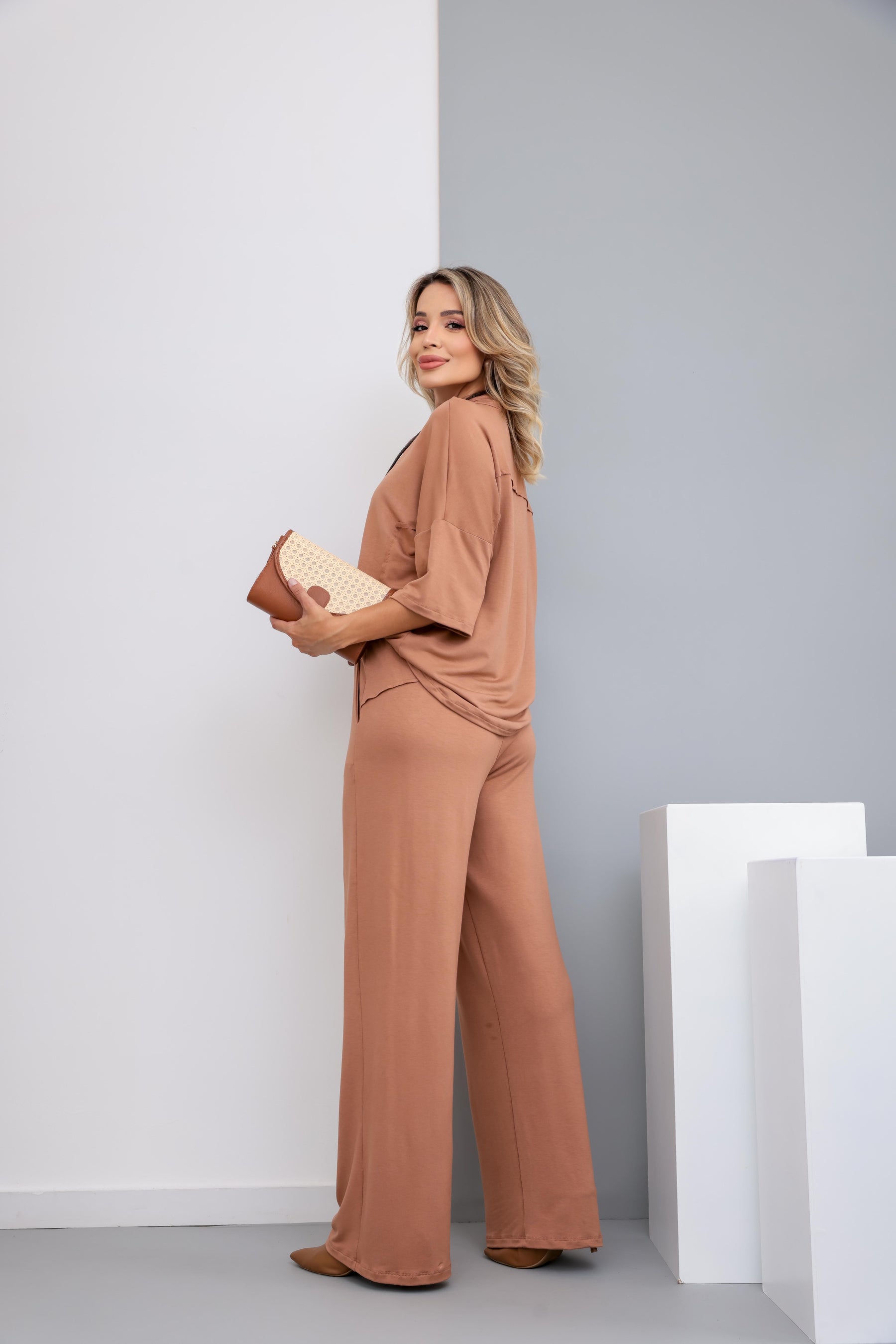 Conjunto de calça pantalona com manga curta e gola boba Lizandra