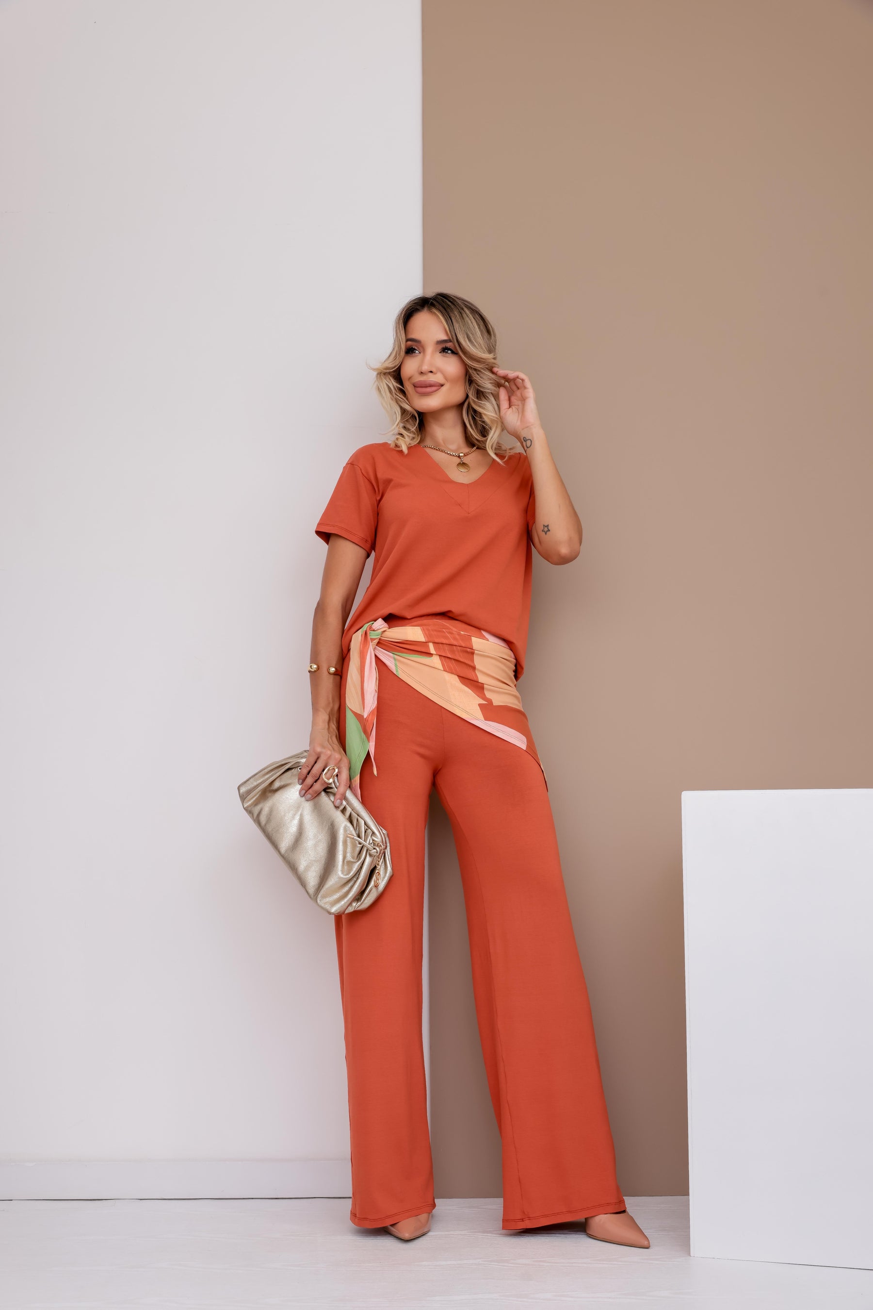Conjunto de calça flare com blusa de manga curta e decote em V Boho