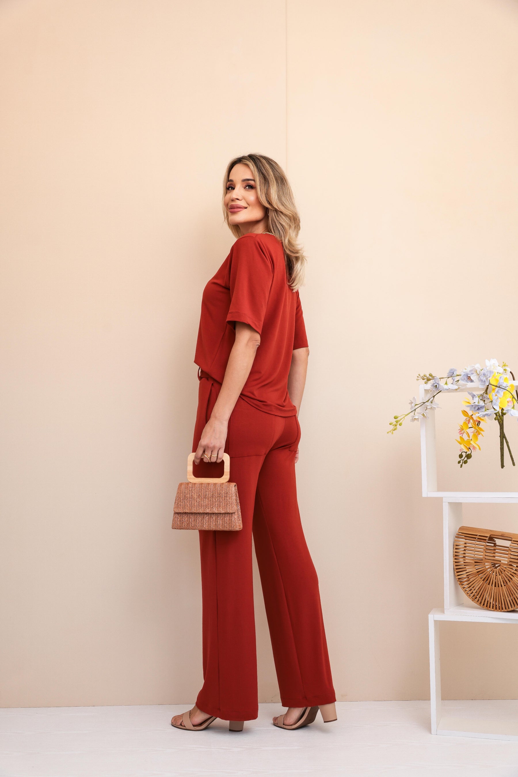Conjunto de calça reta com blusa de manga curta e decote V Fabiana