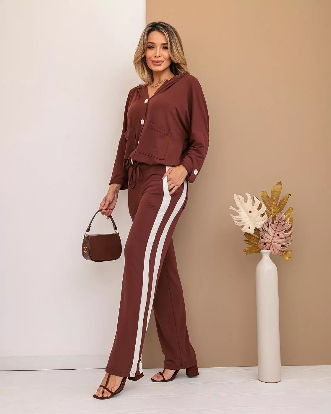 Conjunto de calça reta com blusa manga longa e capuz Amora