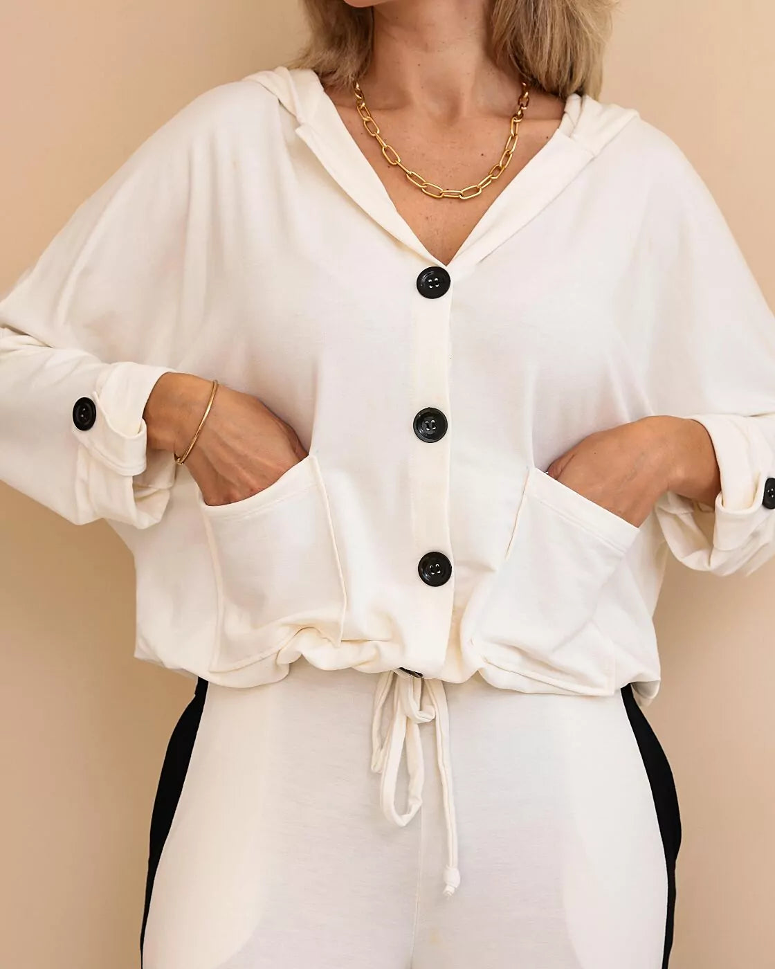 Conjunto de calça reta com blusa manga longa e capuz Amora