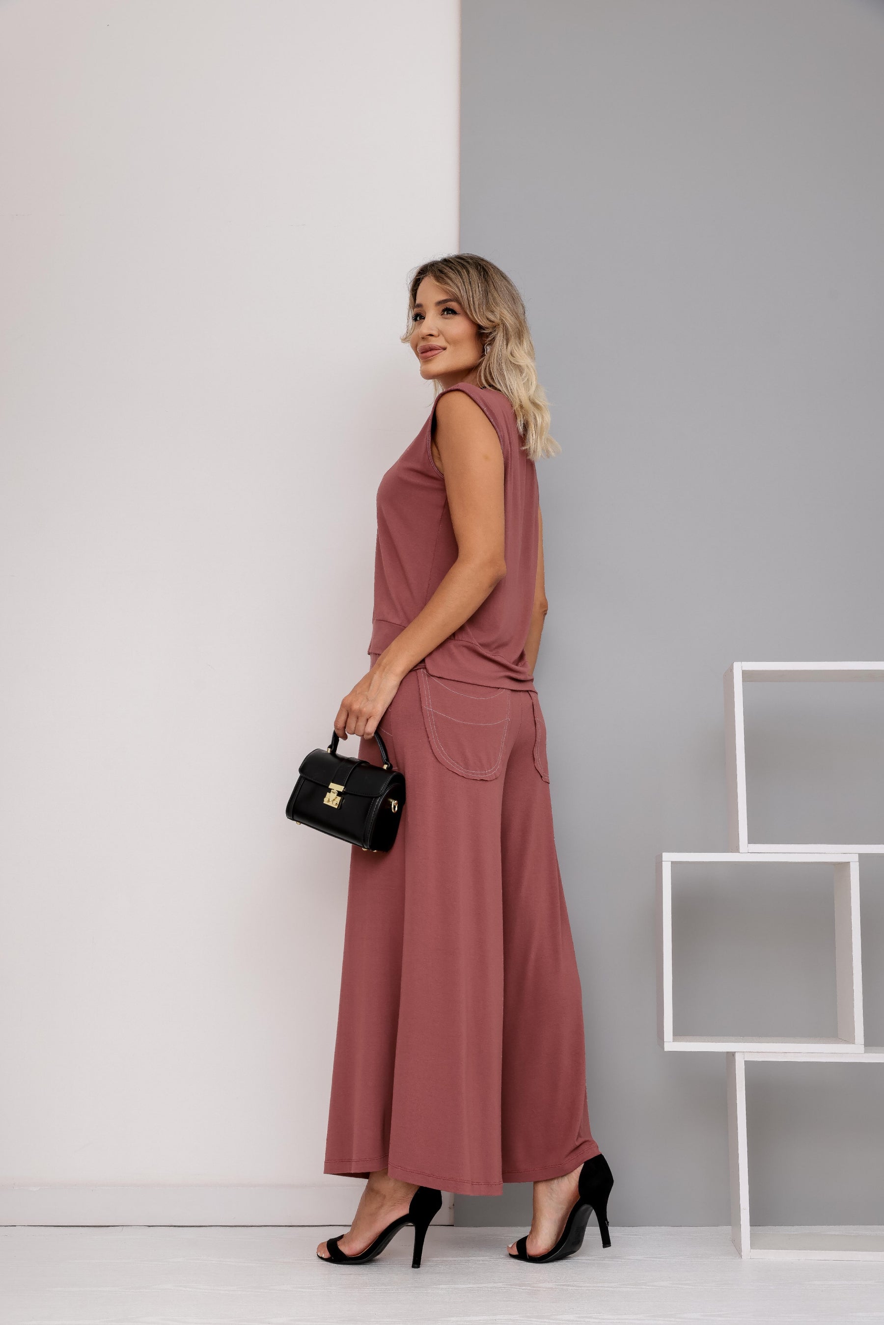 Conjunto de pantacurt com regata com gola redonda Andreia