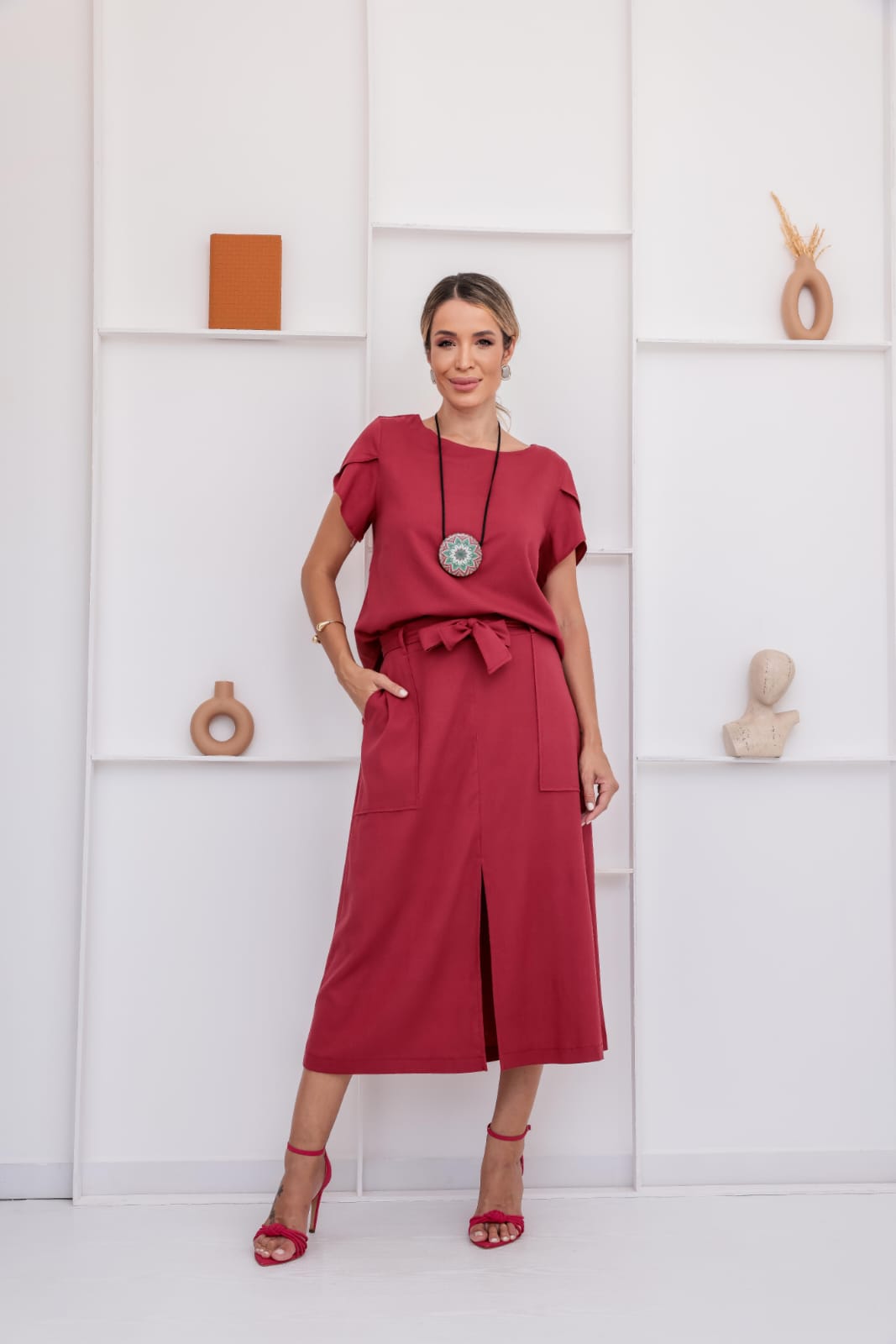 Conjunto de saia midi com blusa de manga curta gola redonda em linho Amélia
