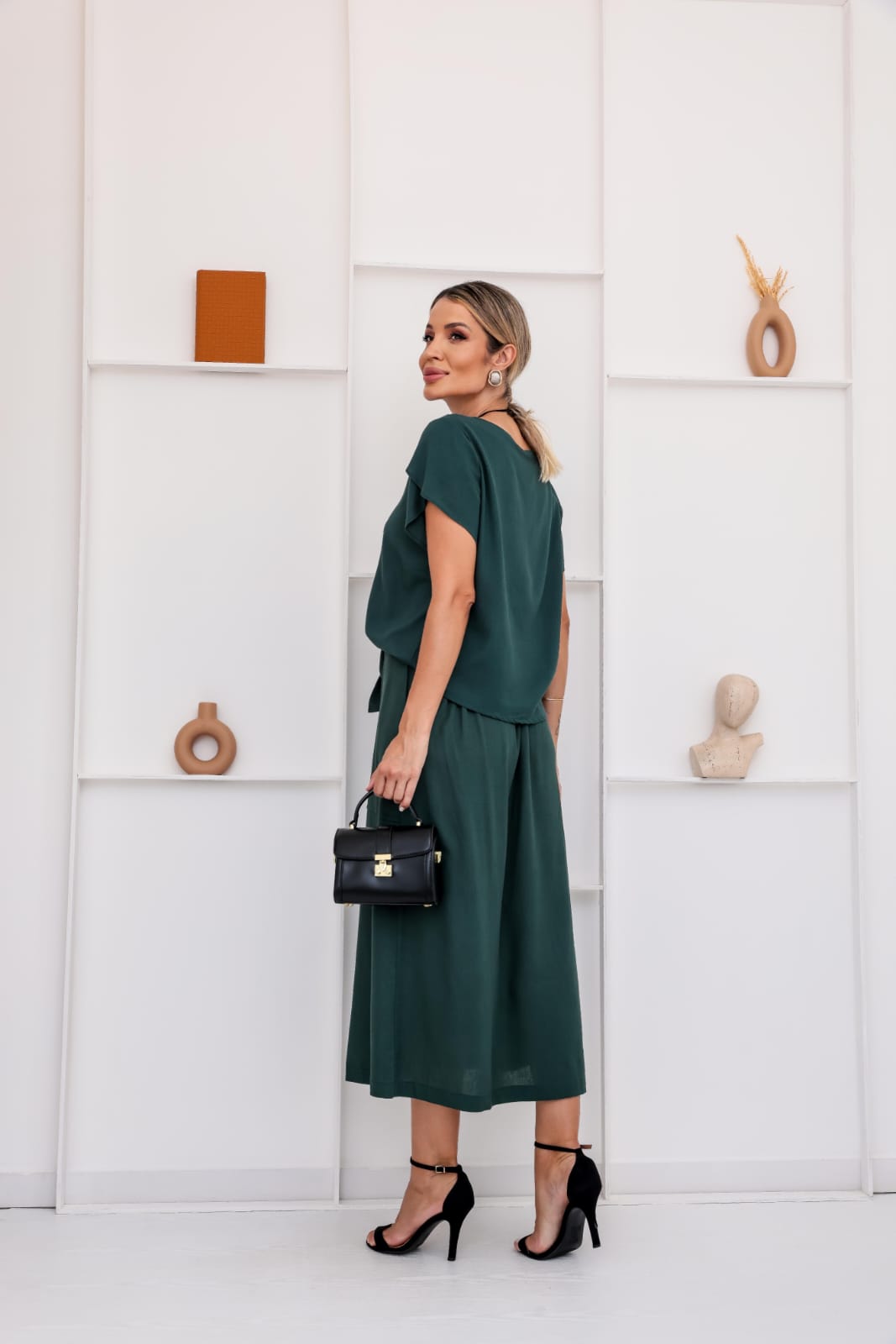 Conjunto de saia midi com blusa de manga curta gola redonda em linho Amélia