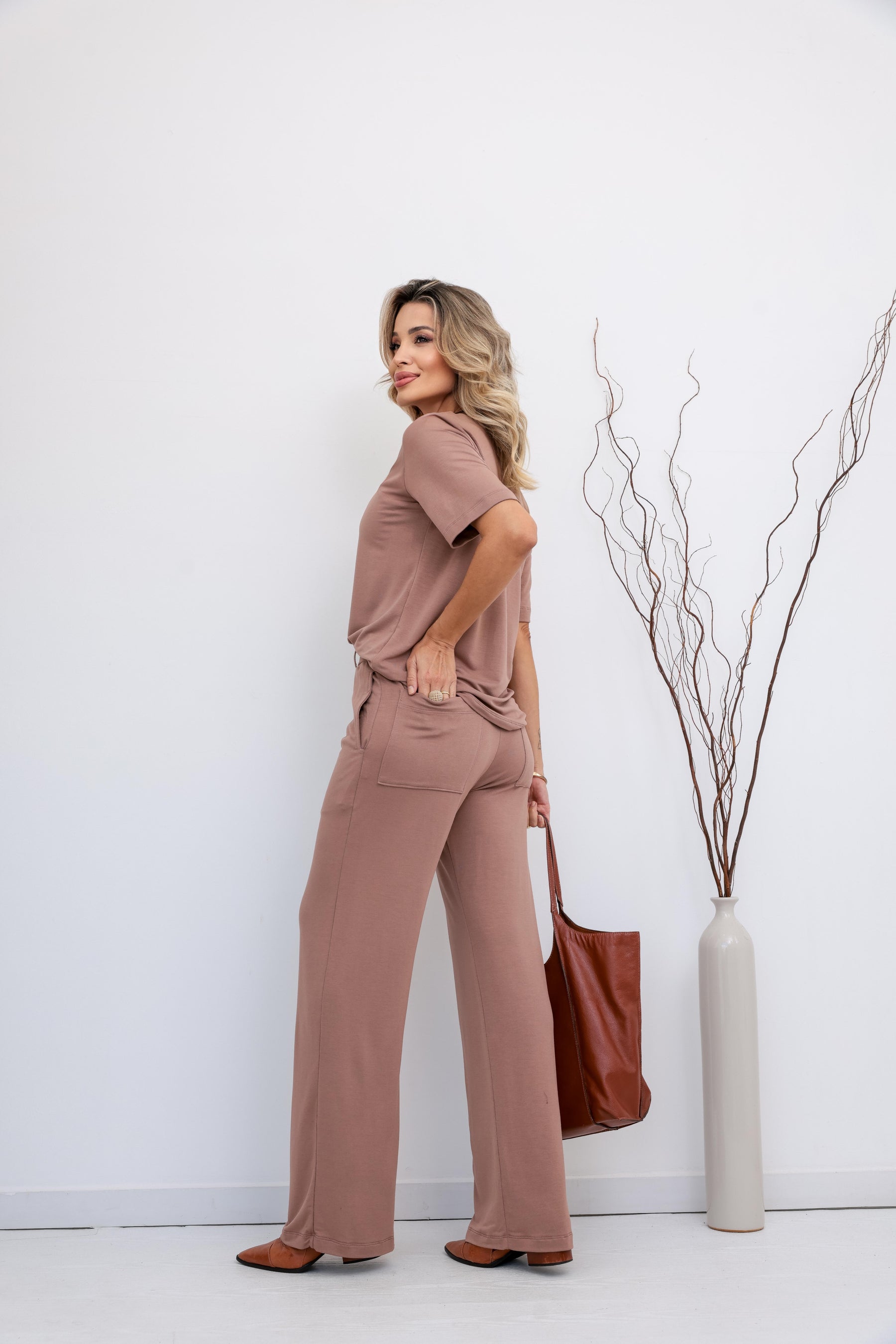 Conjunto de calça reta com blusa de manga curta e decote V Fabiana