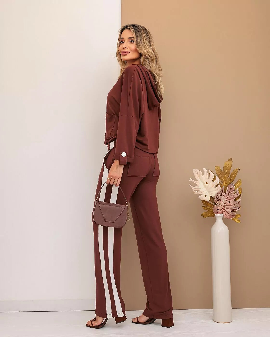 Conjunto de calça reta com blusa manga longa e capuz Amora