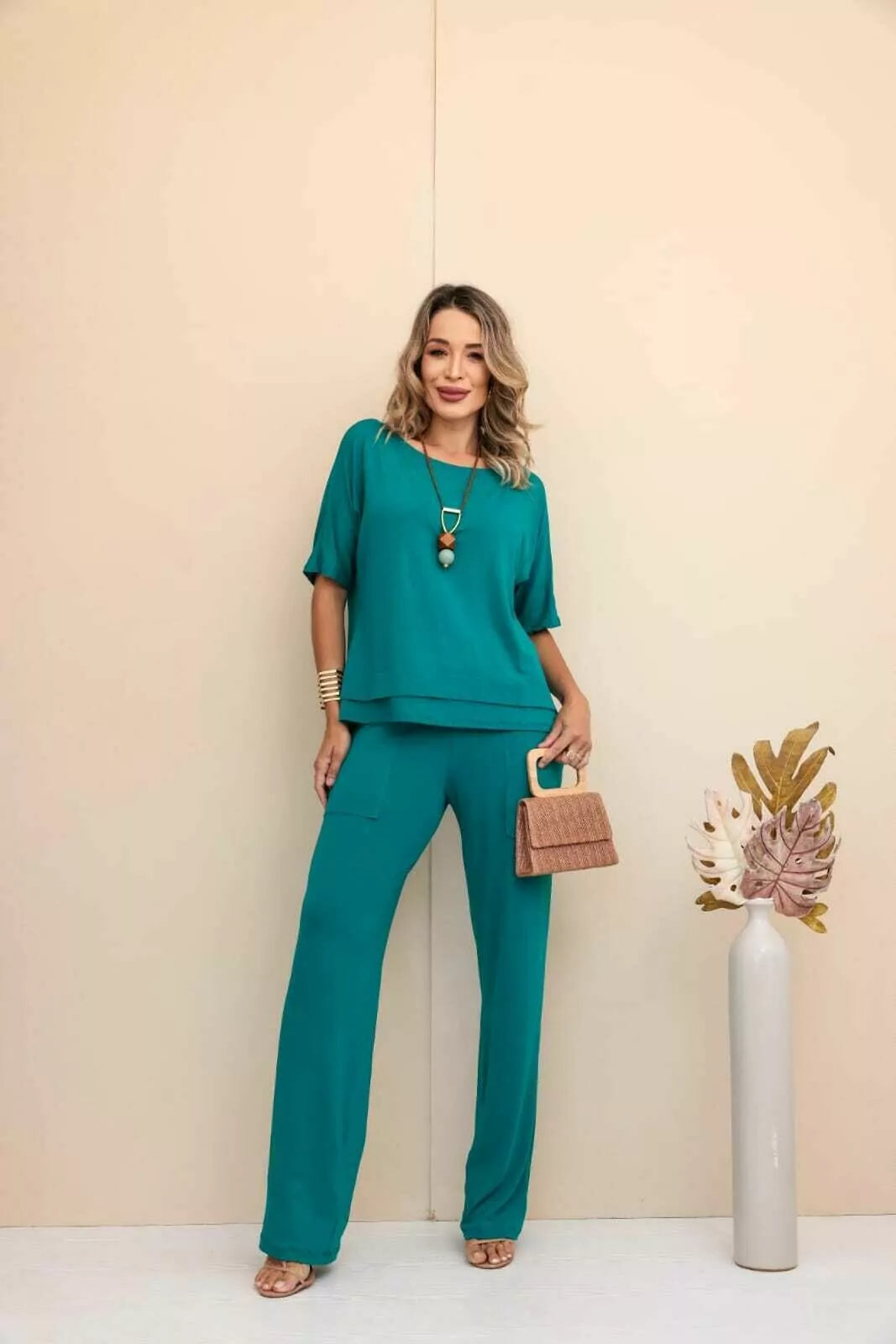 Conjunto de calça reta com blusa manga curta e gola canoa Vanessa