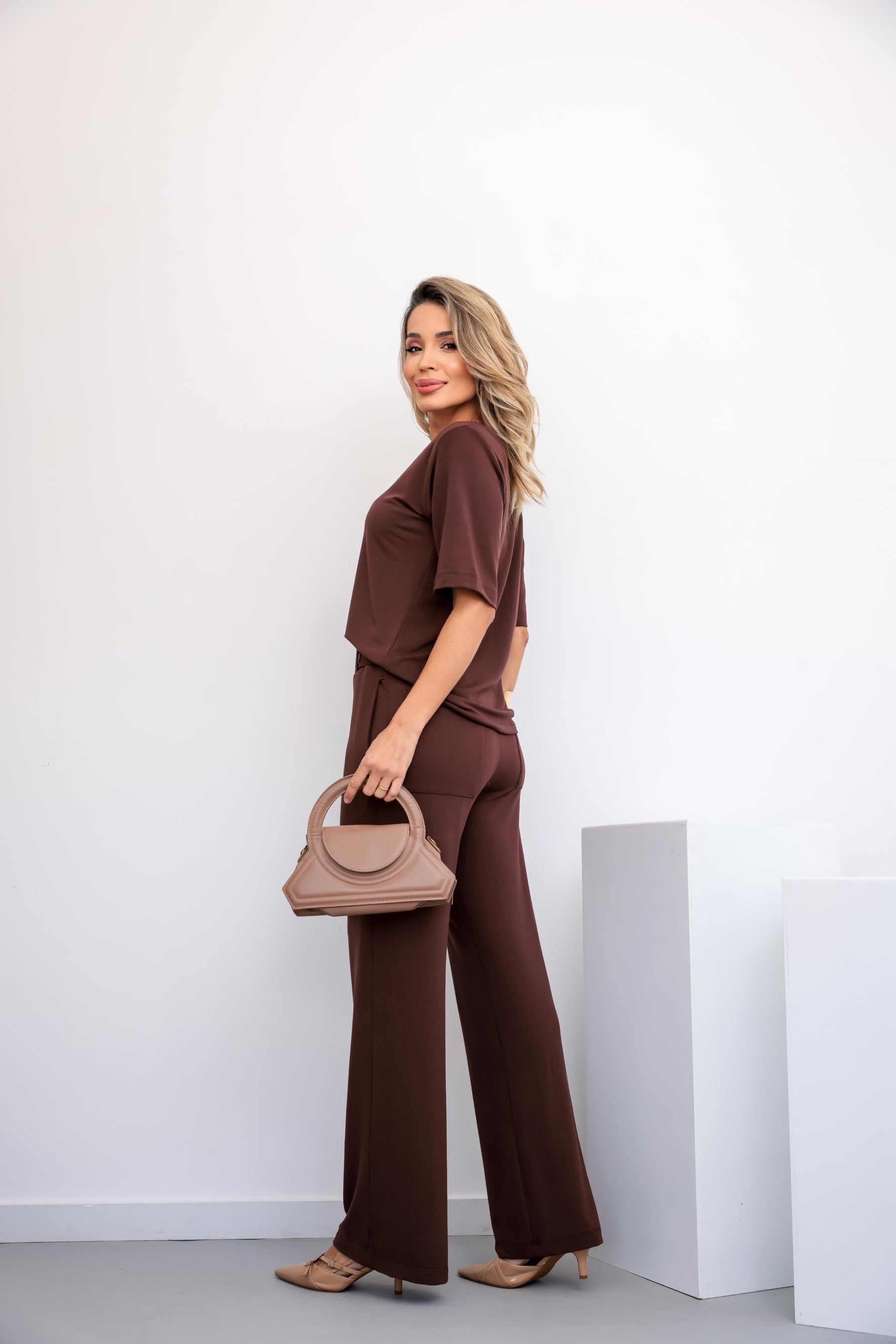 Conjunto de calça reta com blusa de manga curta e decote V Fabiana