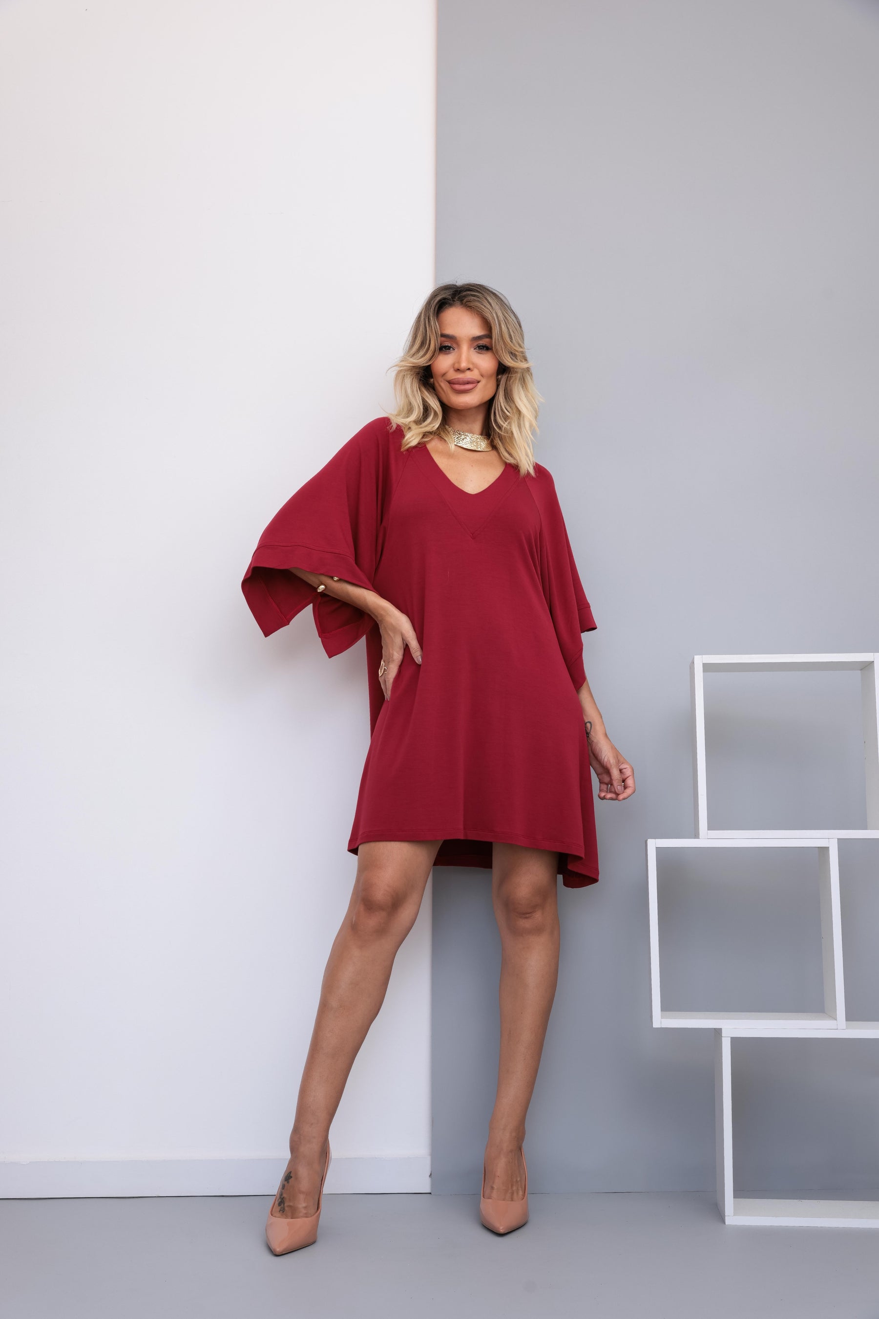 Vestido curto com manga 3/4 e deocte V Vanessa