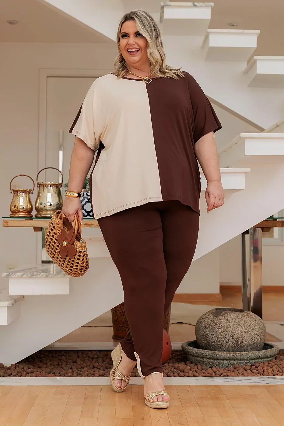 Conjunto de calça slim com blusa manga curta e decote redondo Victória