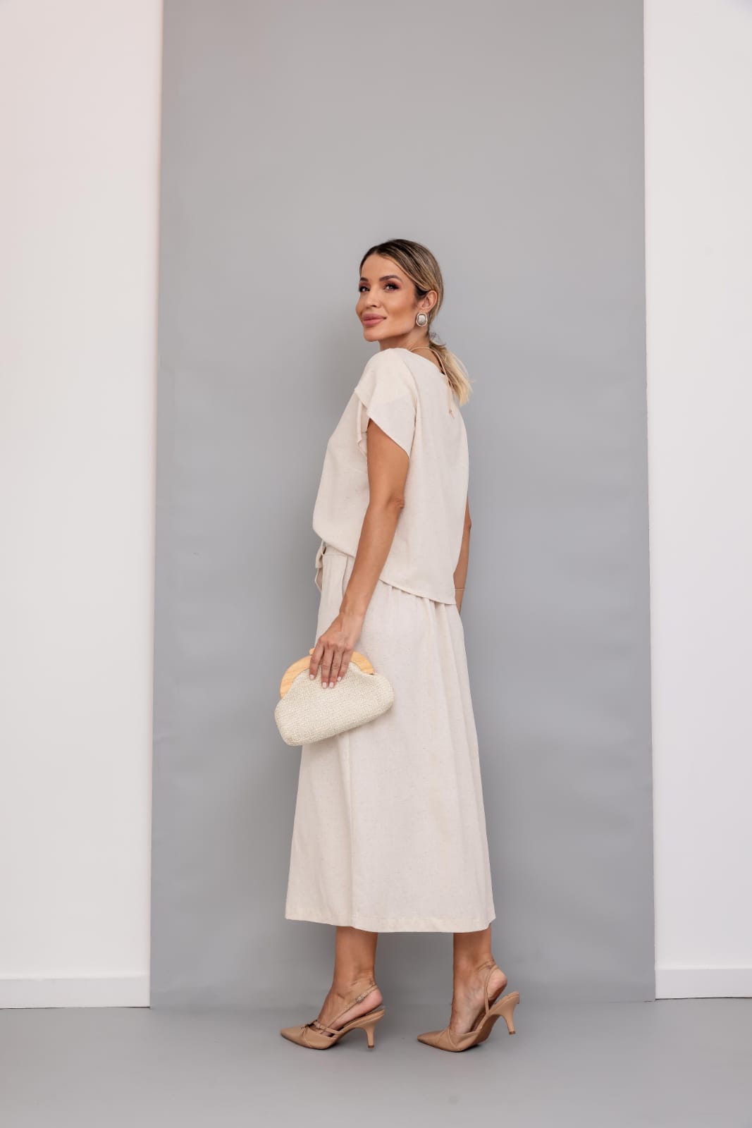 Conjunto de saia midi com blusa de manga curta gola redonda em linho Amélia