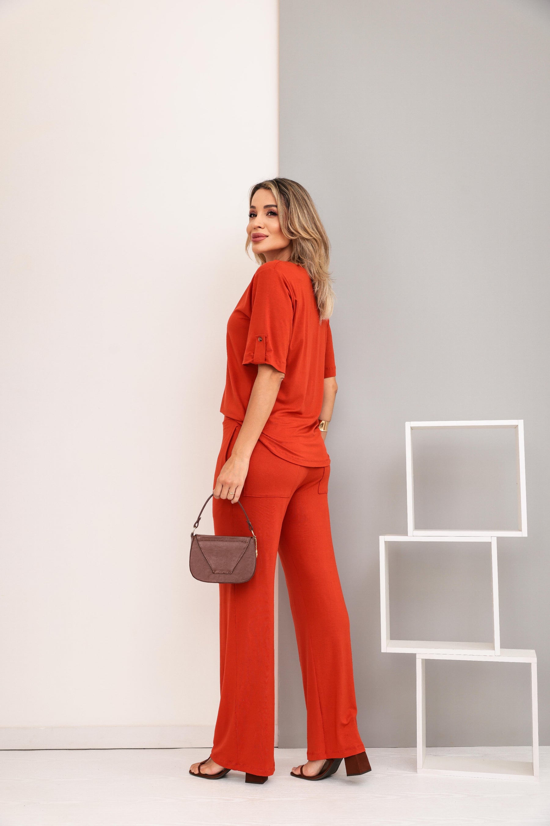 Conjunto de calça reta com blusa manga curta e recorte redondo Eva