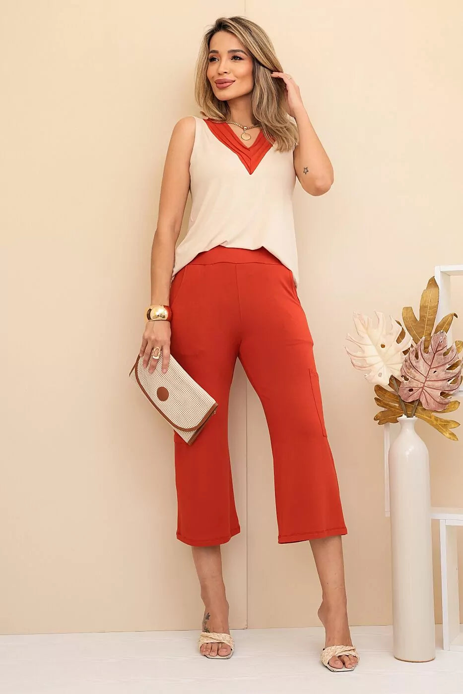 Conjunto de calça pantacourt com blusa regata e decote V Safira
