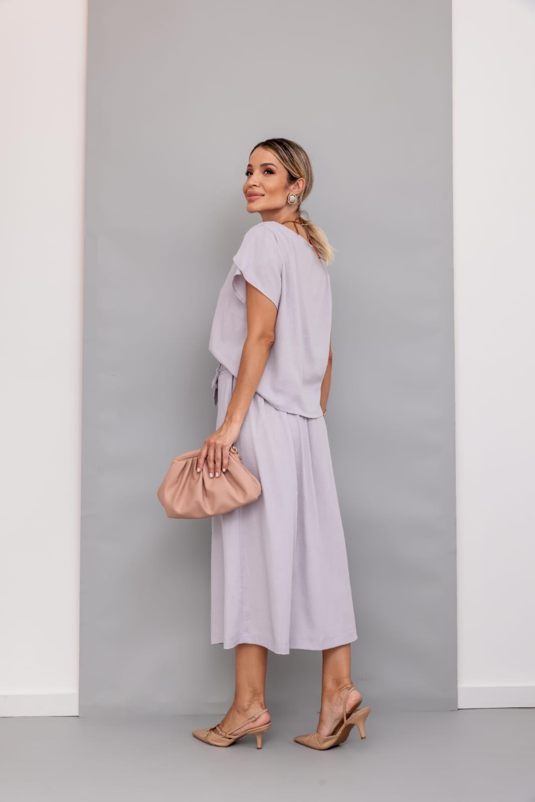 Conjunto de saia midi com blusa de manga curta gola redonda em linho Amélia