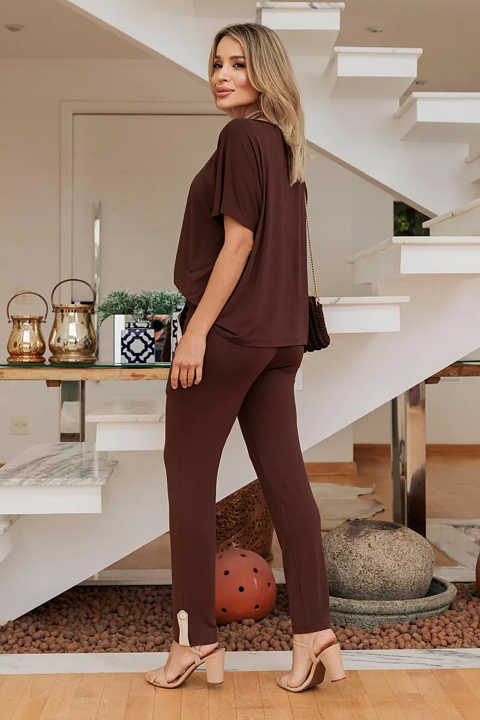 Conjunto de calça slim com blusa manga curta e decote redondo Victória