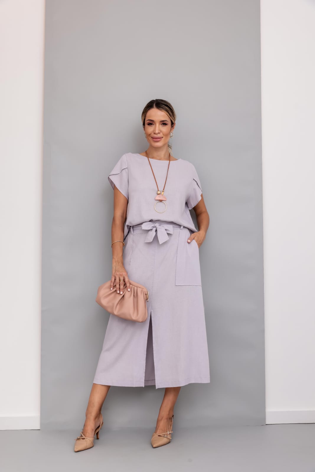 Conjunto de saia midi com blusa de manga curta gola redonda em linho Amélia